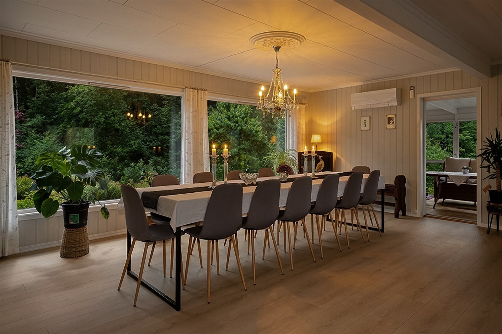 Romslig og koselig stue med store vindusflater og god plass til spisebord - her er det plass til hele familien! Galleribilde