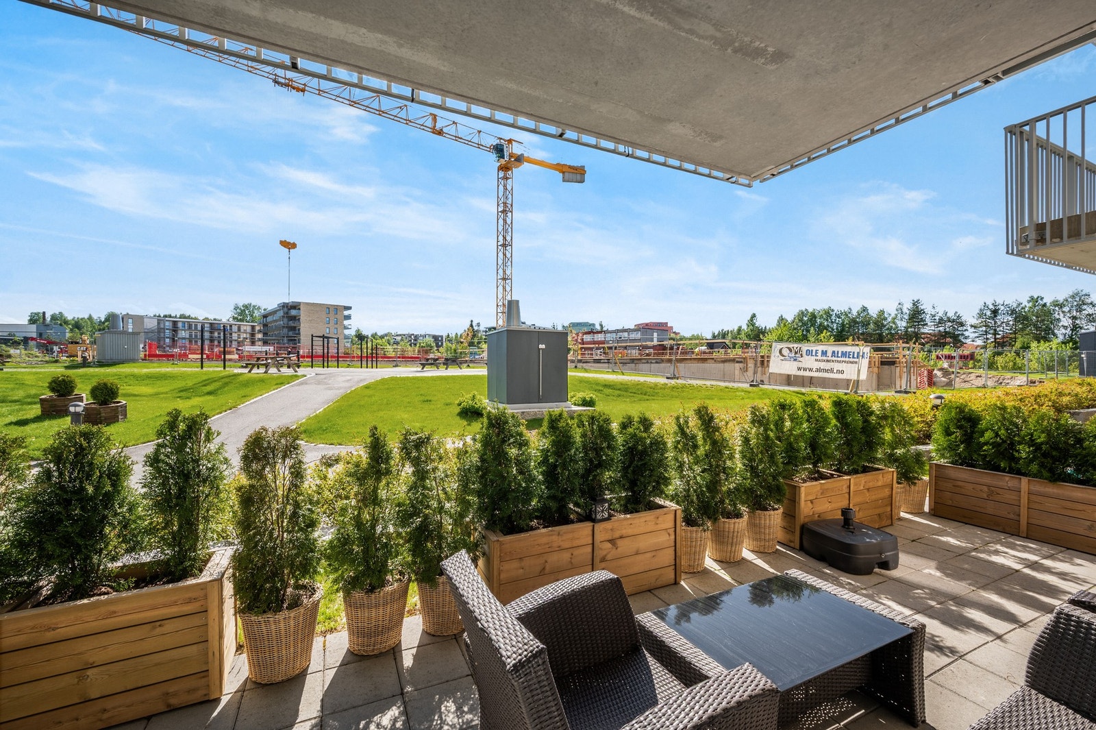 Stor sydvestvendt markterrasse på 21 kvm med ypperlige solforhold og direkte utgang til plen Galleribilde