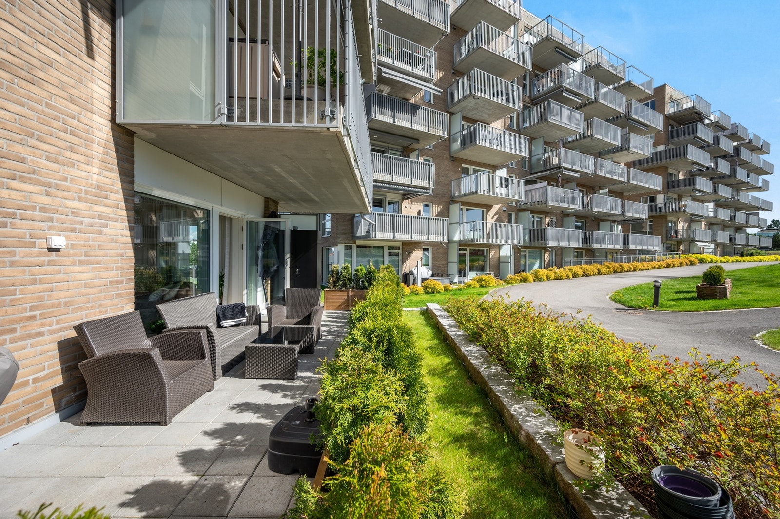 Det er god plass til til sittegruppe og gass- eller elektrisk grill og ønsket møblering Galleribilde