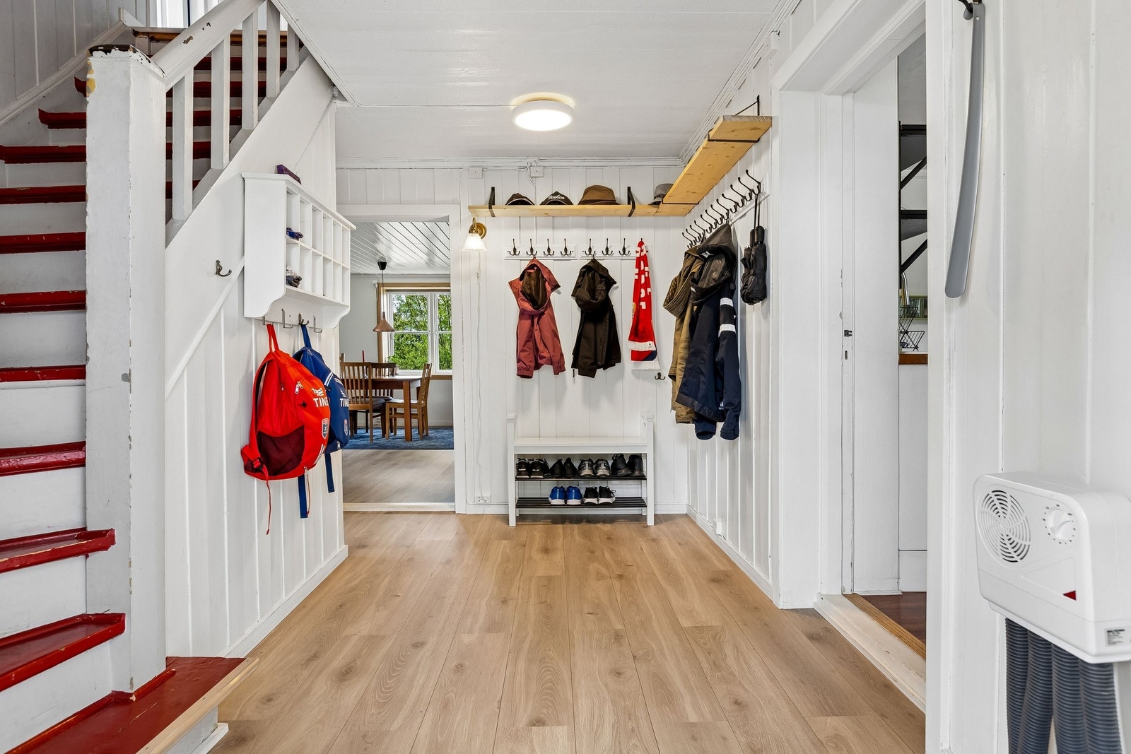 Entréen er svær og har knagger til en stor familie og gjester. Galleribilde