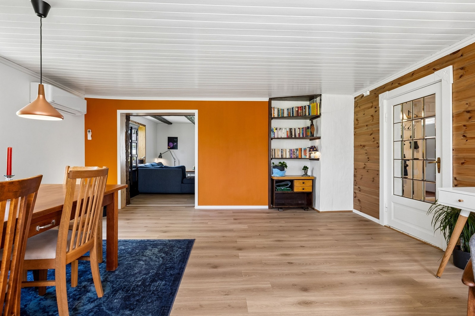 Spisestuen er på 25 kvadrat og brukes også til Yoga og trim og har en liten kontorplass. Galleribilde