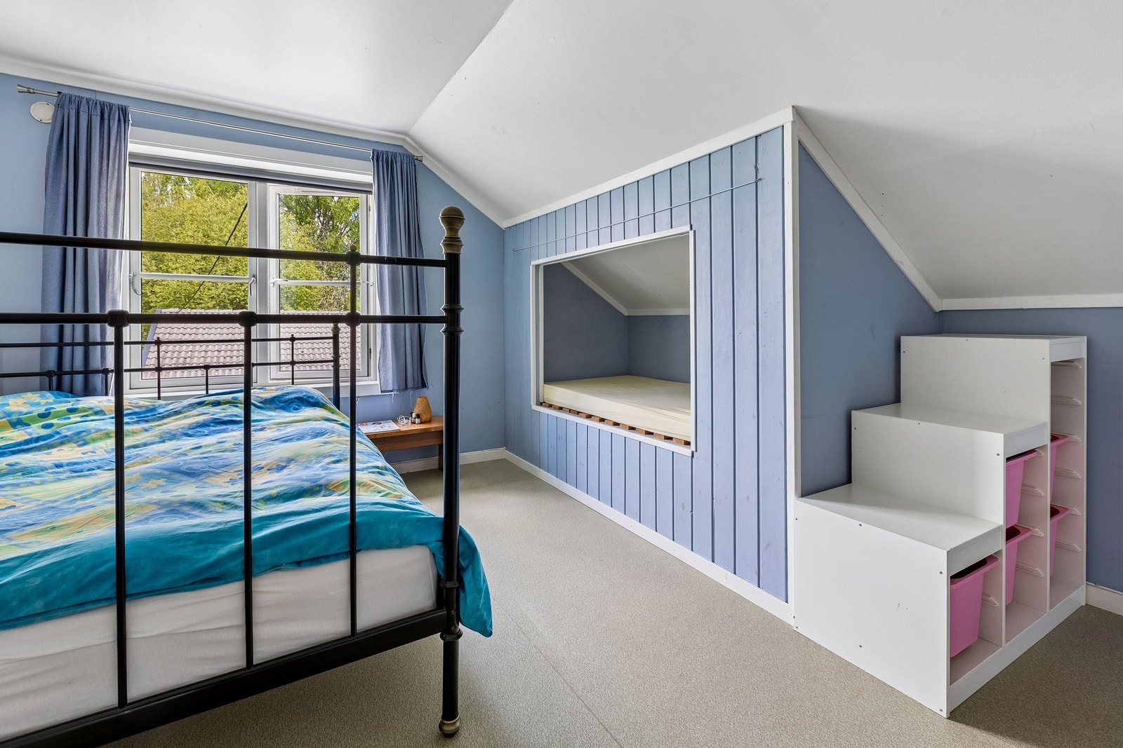 Det nest største soverommet i 2. etasje med sovealkove. Galleribilde