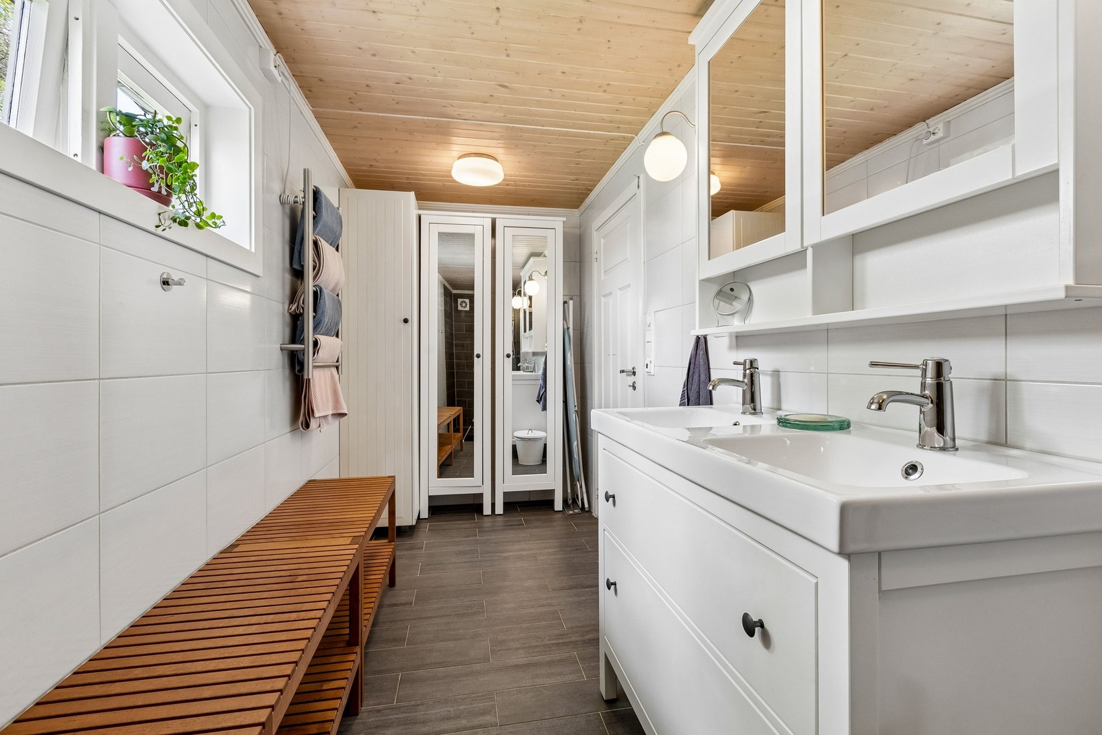 Badet er fra 2016 og har gulvvarme samt håndkletørker. Galleribilde