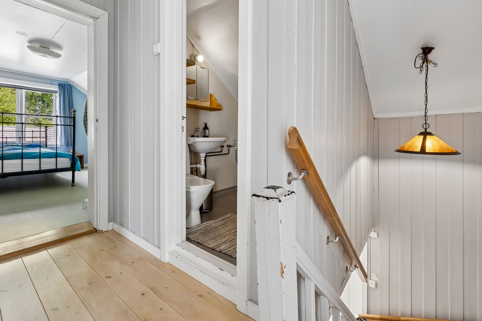 Deler av trappen og gangen oppe. Inn døren der er det toalett og opplegg for vaskemaskin. Galleribilde