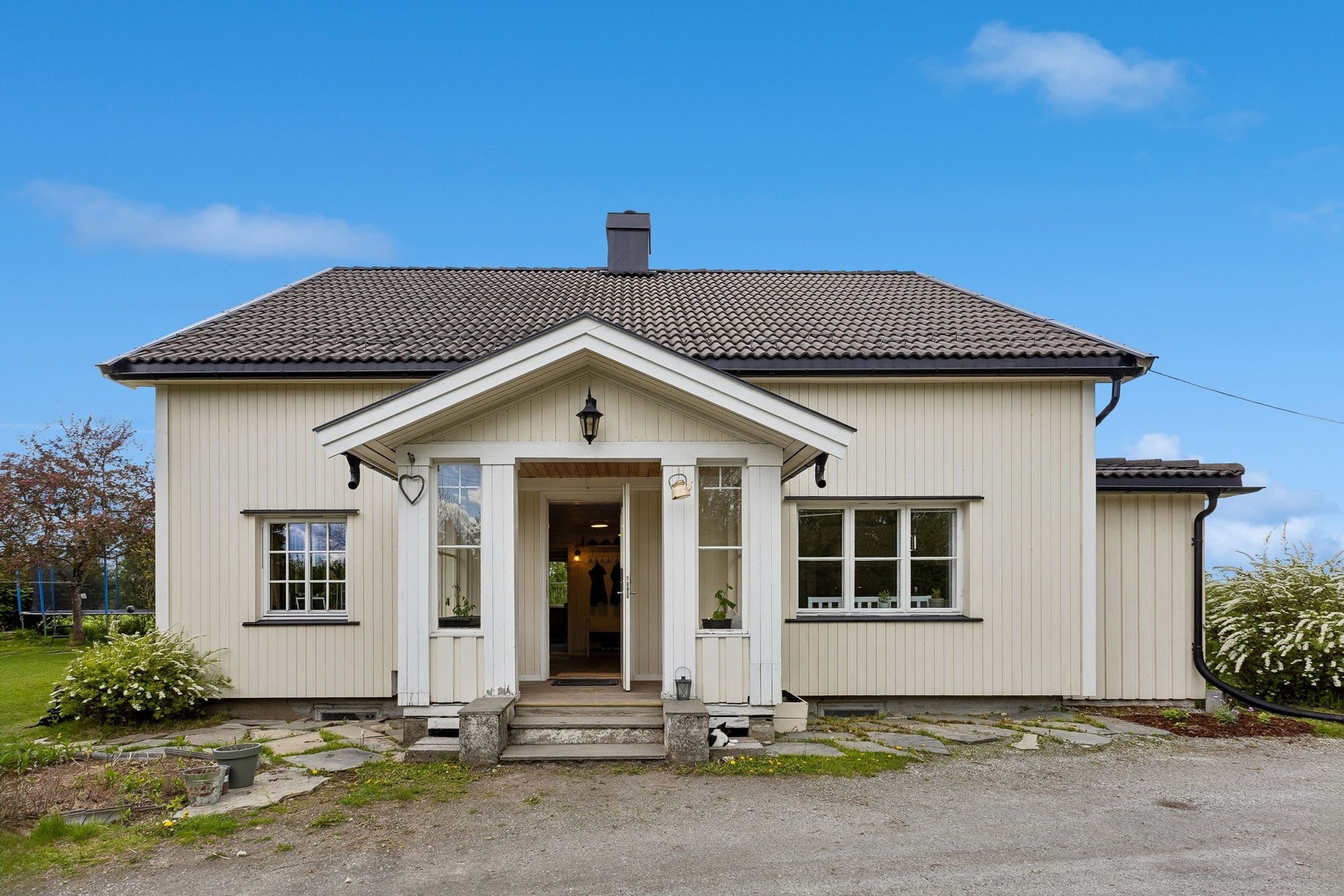 Overbygget inngangsparti som er glimrende til å lagre ved i om vinteren og som minidrivhus for tomater om sommeren. Galleribilde