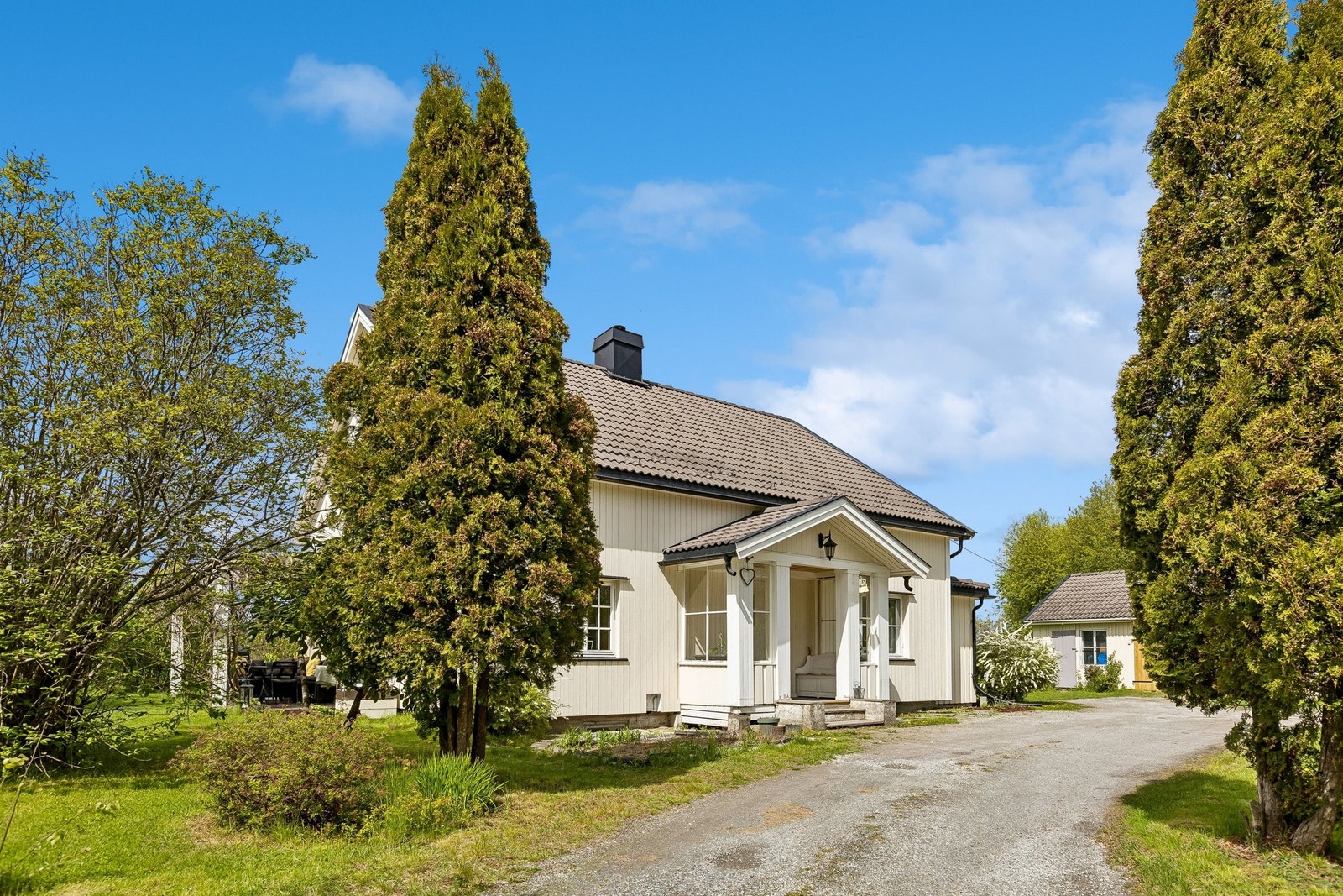 Innkjøringen. 30-40 meter egen vei inn på tomten. Galleribilde