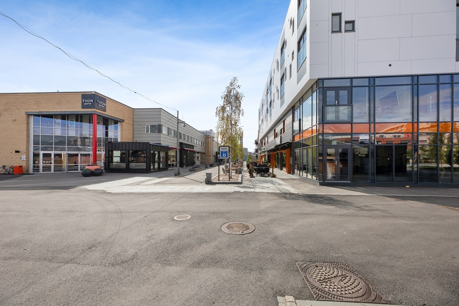 Her bor du i umiddelbar nærhet til en levende og moderne gågate med et variert utvalg av kafeer, restauranter og møteplasser som skaper et trivelig og pulserende bymiljø. Galleribilde