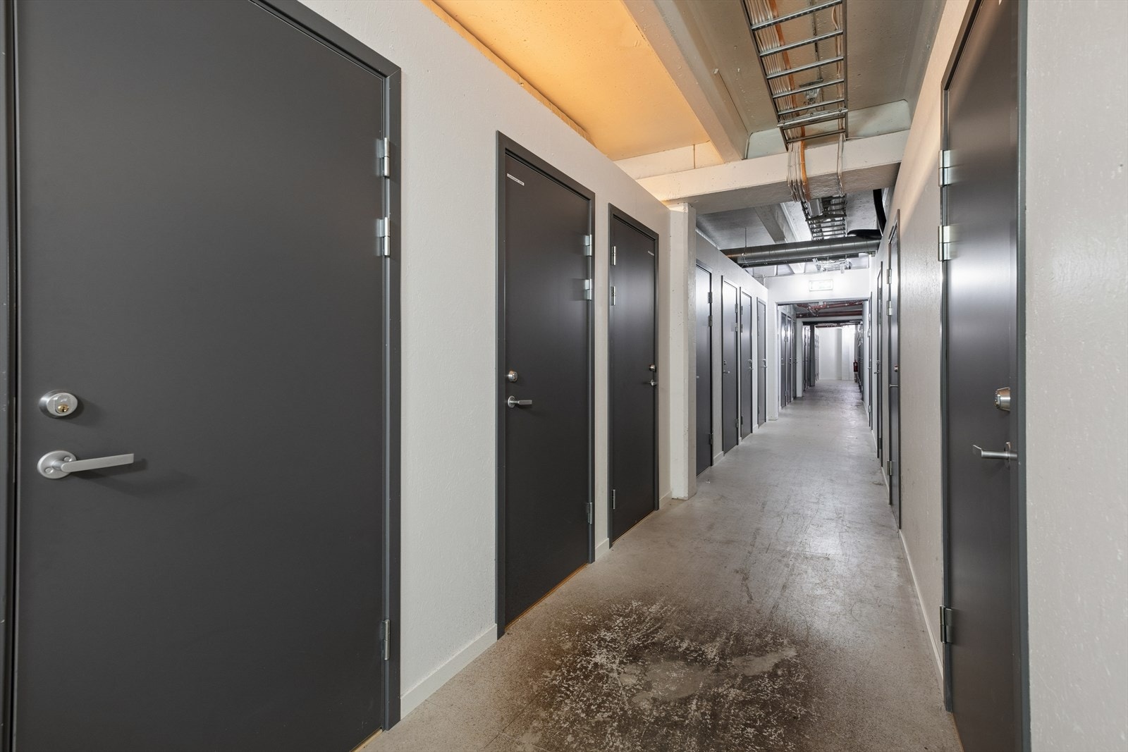 Den eksterne boden er på ca. 5 m² og gir ekstra plass til oppbevaring av sesongutstyr og annet som ikke benyttes daglig. Galleribilde