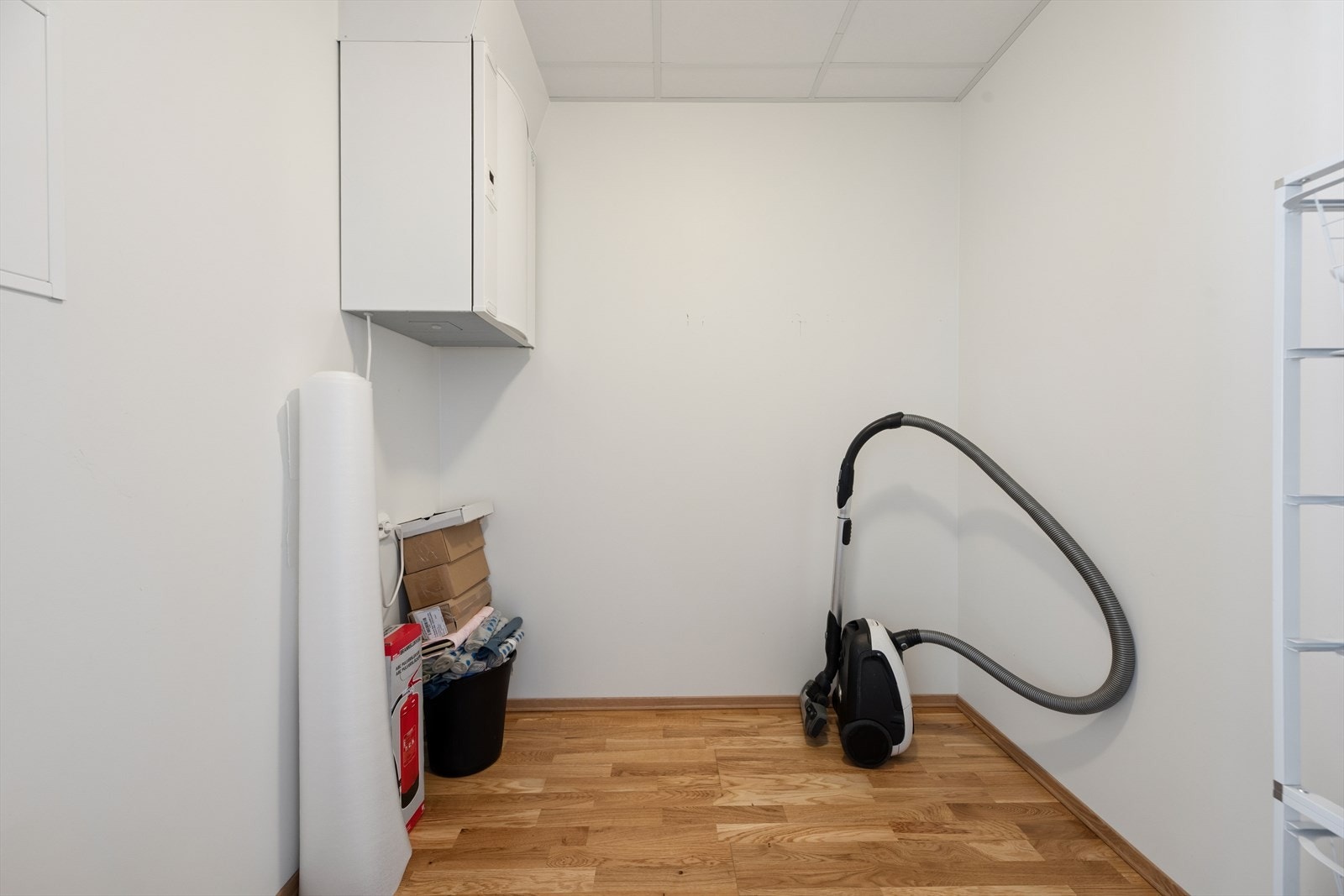 Leiligheten har gode lagringsmuligheter med både en innvendig bod, som er praktisk plassert i boligen, og en ekstern bod beliggende i kjeller. Galleribilde