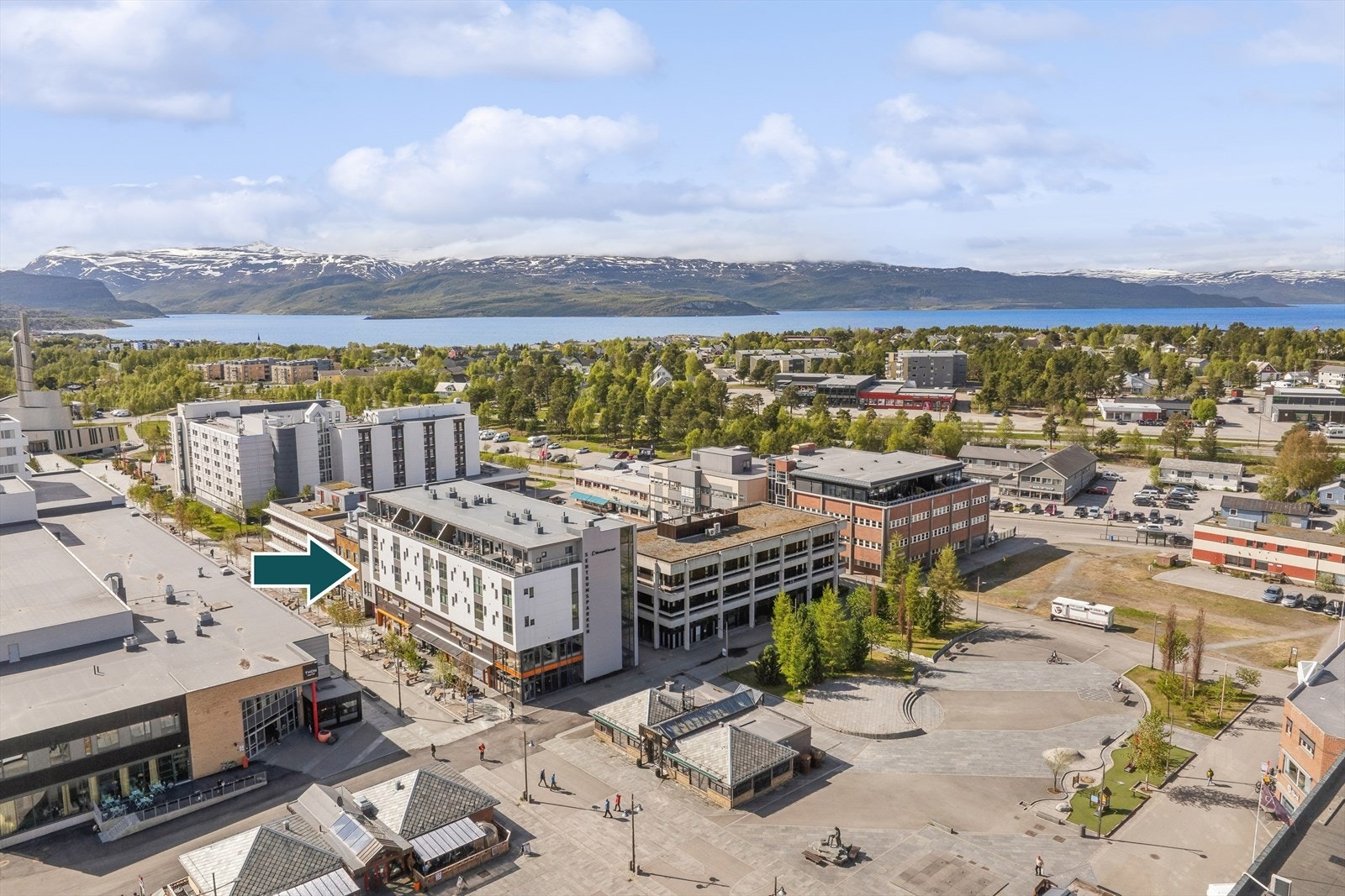 Med beliggenhet midt i Alta sentrum har du umiddelbar nærhet til butikker, kafeer og kulturtilbud. Den sentrale plasseringen gir deg enkel tilgang til både hverdagens nødvendigheter og bylivets gleder. Galleribilde