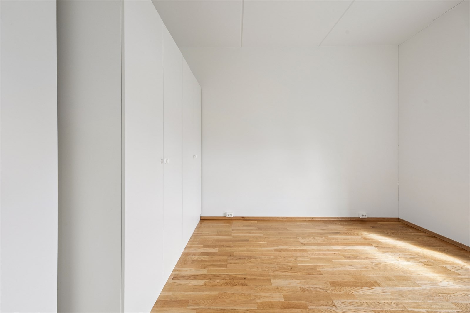 Soverommet har god plass til dobbeltseng med tilhørende nattbord på begge sider, og fremstår som et komfortabelt og funksjonelt rom for hvile og avslapning. Galleribilde