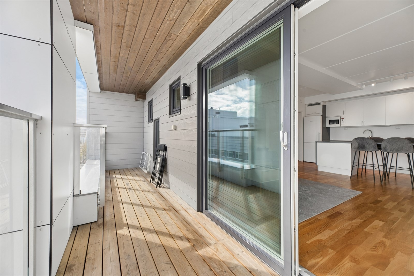 Skyvedøren til balkongen er i malt tre med 3-lags glass, som gir god isolasjon og gode lysforhold. Galleribilde