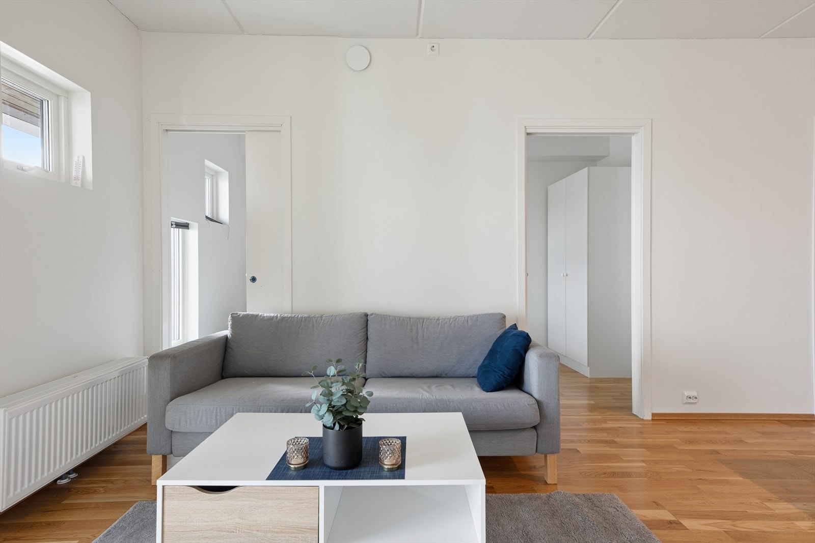 Veggene har malte plater, og etasjeskilleren er av betong. Boligen har balansert ventilasjon som sikrer et jevnt og godt inneklima. Galleribilde