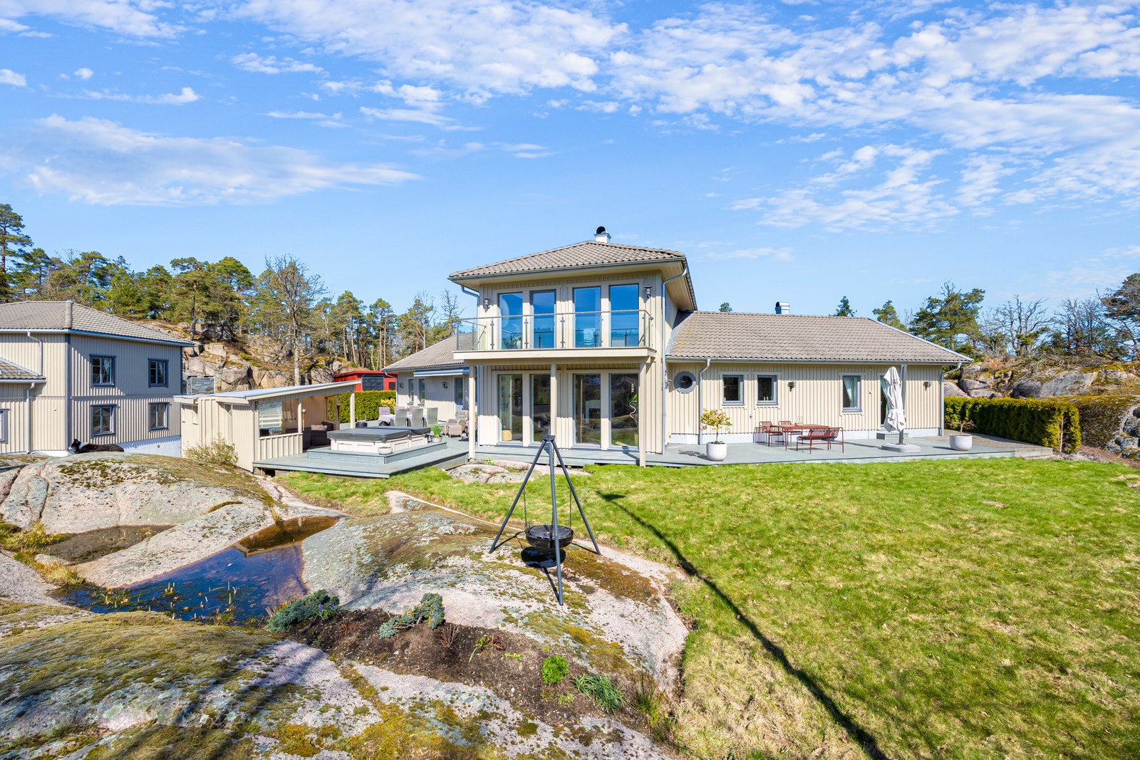 Rundt hovedhuset er det opparbeidet hage og uteområder mot vest bestående av stor platting langs hele husets fasade, utestue og jacuzzi. Galleribilde