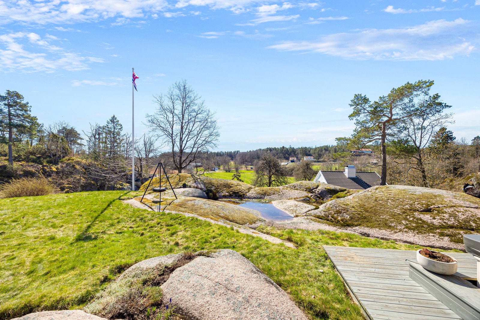 Eiendommen ligger tilbaketrukket og solrikt til, høyt og fritt på en kolle i landlige omgivelser med utsikt over dyrket mark og områdene rundt. Hovedhuset ligger sydvestvendt på kollen med fine uteplasser og sol fra tidlig morgen til sen kveld. Galleribilde