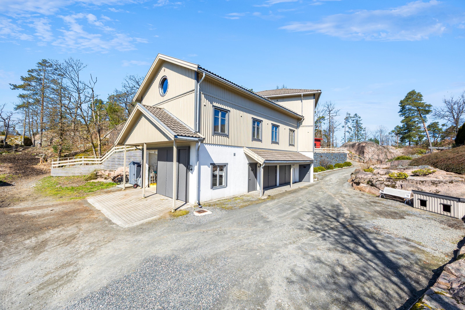 Stort uthus med stall og verksted, tilsammen nærmere 450 m2. Galleribilde