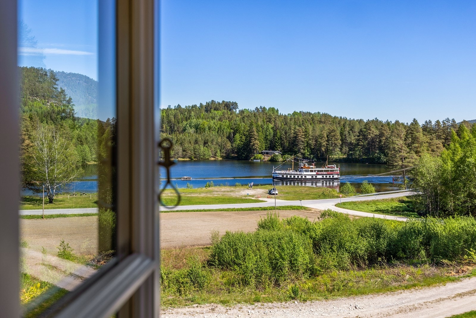 Fra boligen kan man se kanalbåtene gli forbi på Telemarkskanalen. Galleribilde