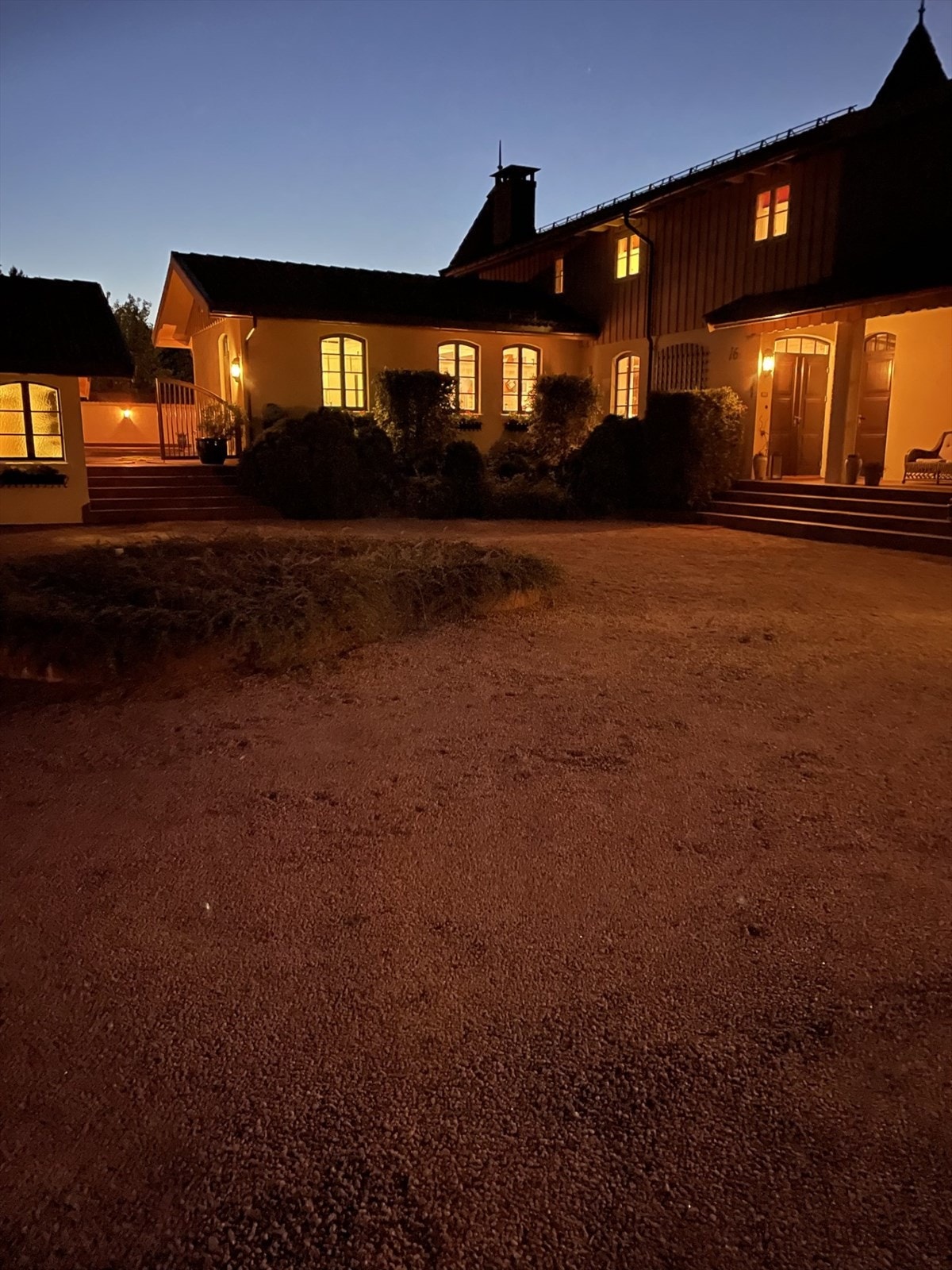 Den grusede gårdsplassen og de opparbeidede plenarealene gir et ryddig og velstelt inntrykk. Galleribilde