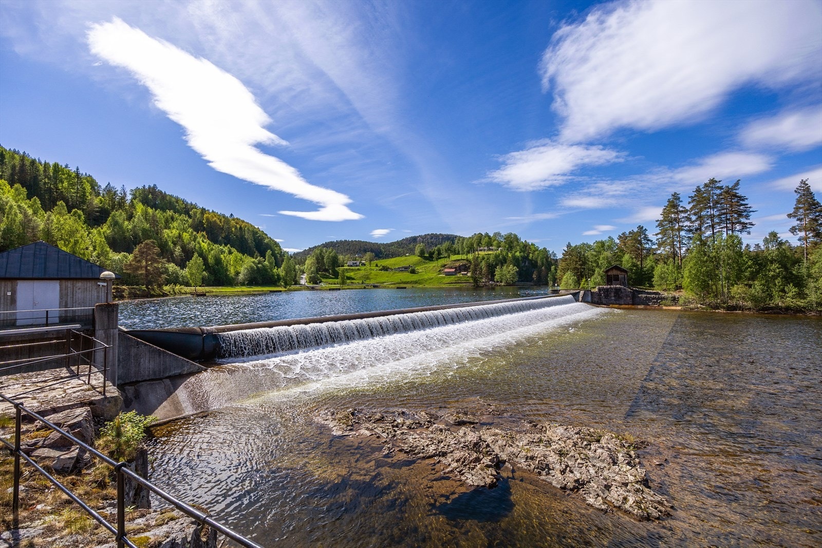 Området byr på yrende båt- og badeliv om sommeren. Galleribilde