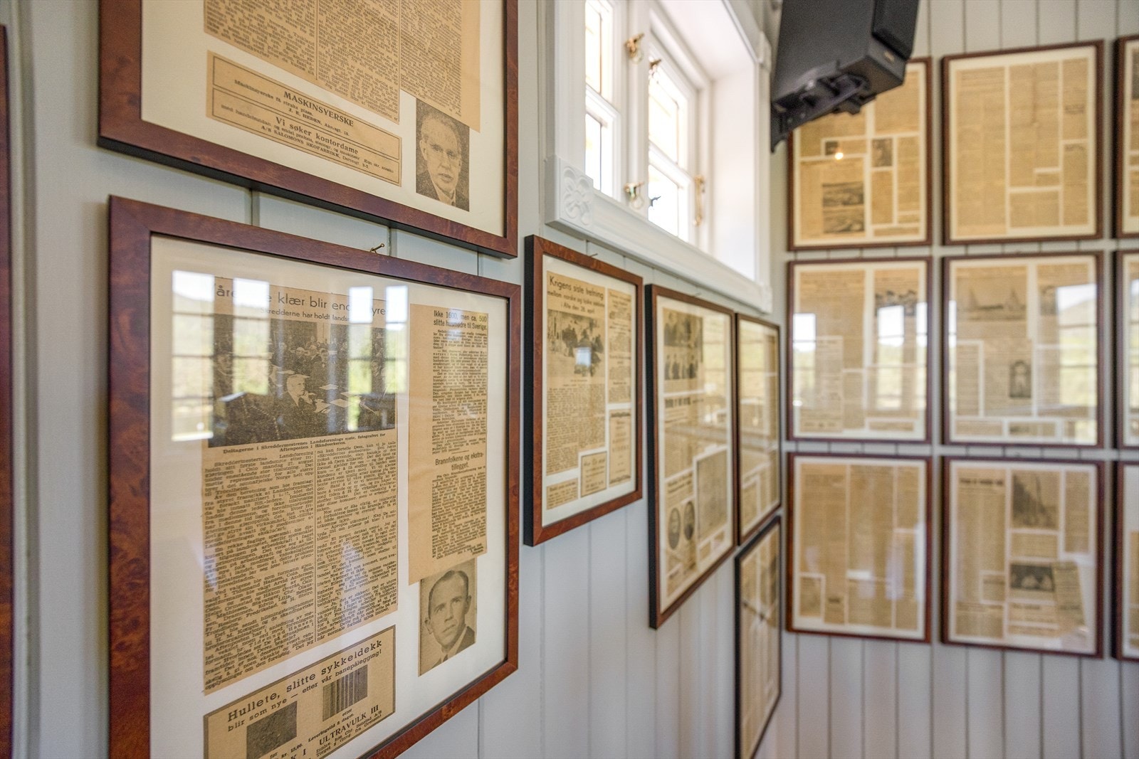 Et rom med særpreg og historie, perfekt som en rolig lesekrok eller TV-stue. Galleribilde