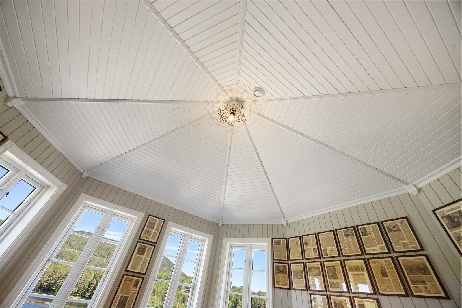 Paneltaket i tårnrommet gir en spesiell romfølelse. Galleribilde
