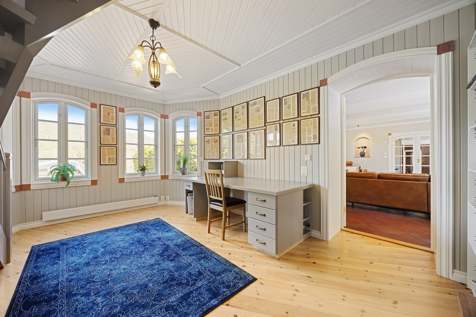 Lyst og trivelig kontor med god plass til arbeidsstasjon. Rommet har furugulv. Galleribilde