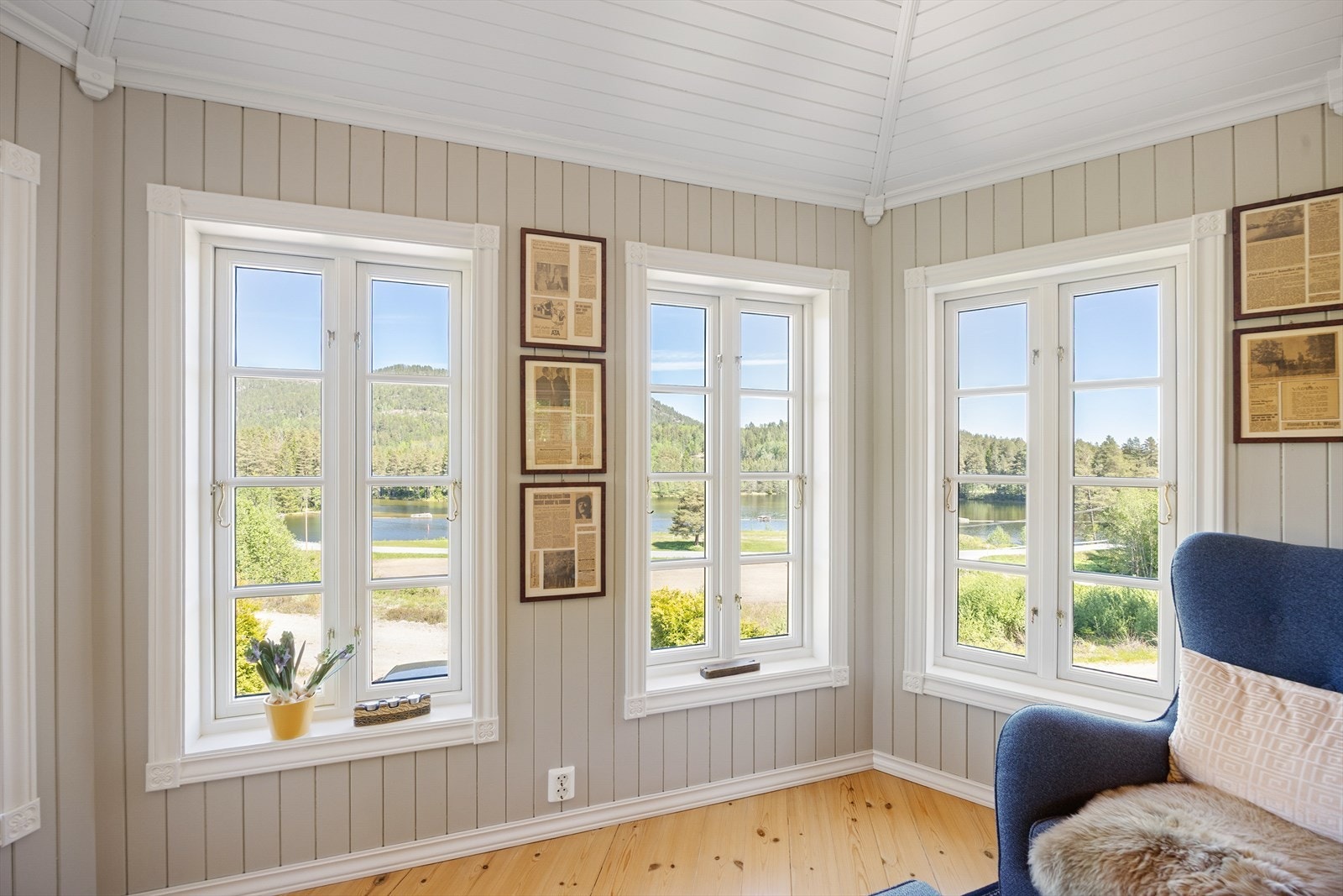 Vinduene, hovedsakelig fra 2000, rammer inn den idylliske utsikten. Galleribilde