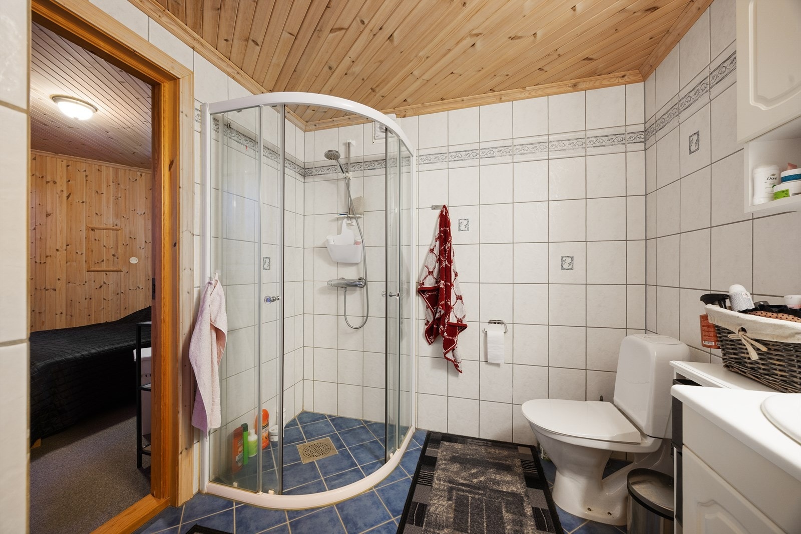 Badet i kjelleren har flislagte overflater, varmekabler, dusj og toalett. Galleribilde