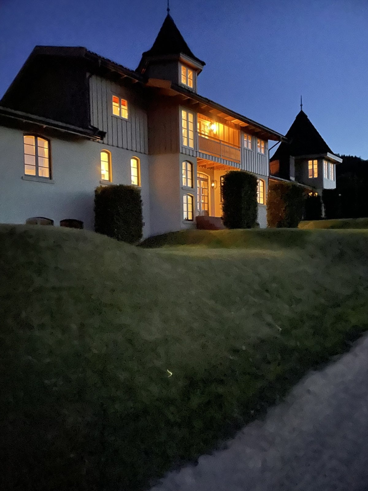Eneboligen er oppført med en kombinasjon av murkonstruksjon og bindingsverk. Galleribilde