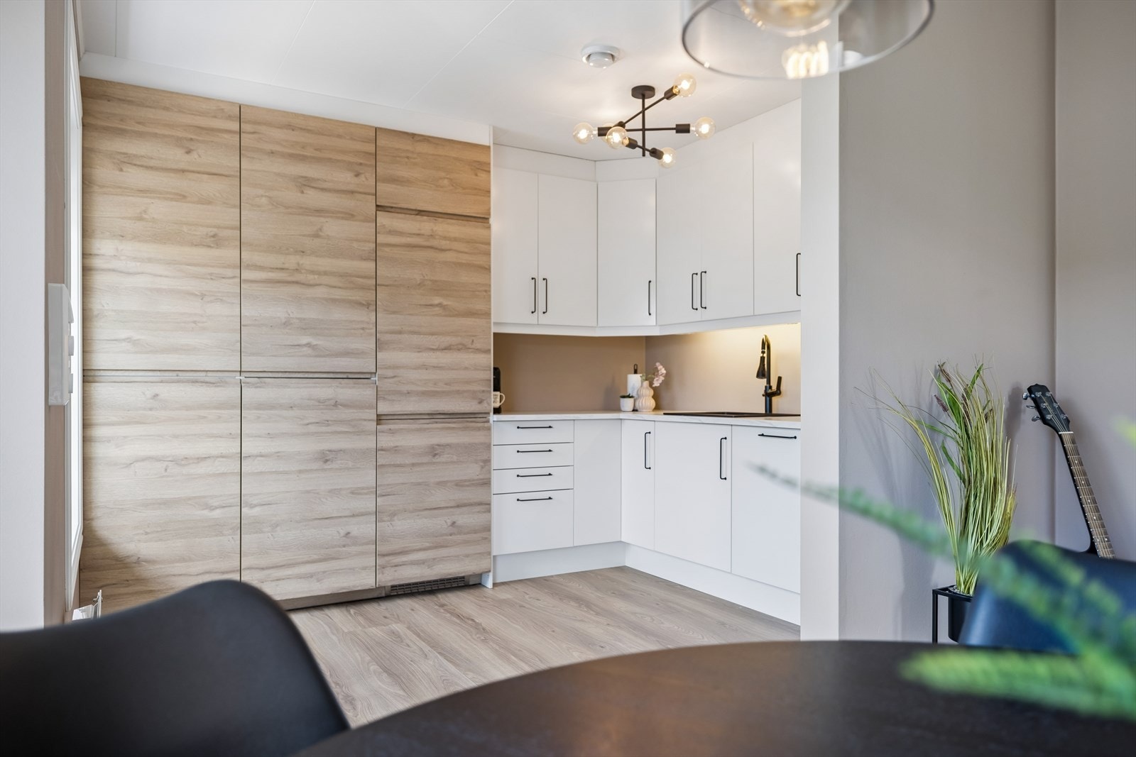 Kjøkkeninnredningen har slette fronter og godt med skap- og benkeplass. Galleribilde