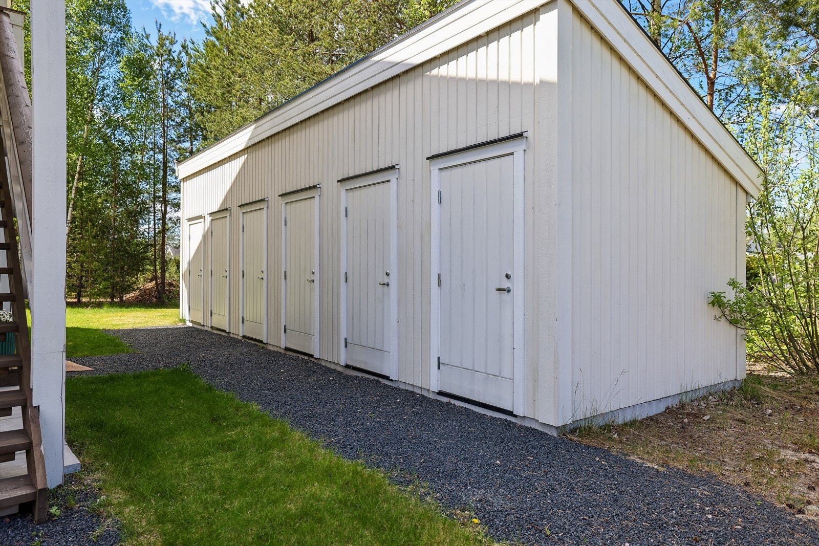 Leiligheten disponerer en utvendig bod i et felles uthus, med innlagt lys og strøm. Galleribilde