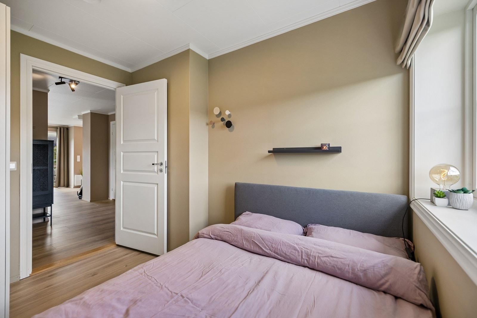 Også dette rommet har plass til seng og oppbevaringsmøbler. Galleribilde