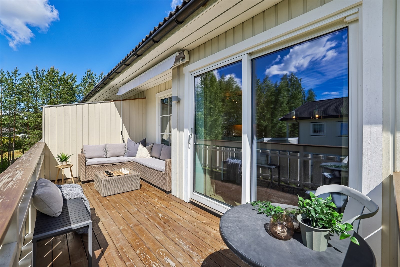 Den brede heve-skyvedøren skaper en sømløs overgang mellom stuen og uteplassen. Galleribilde