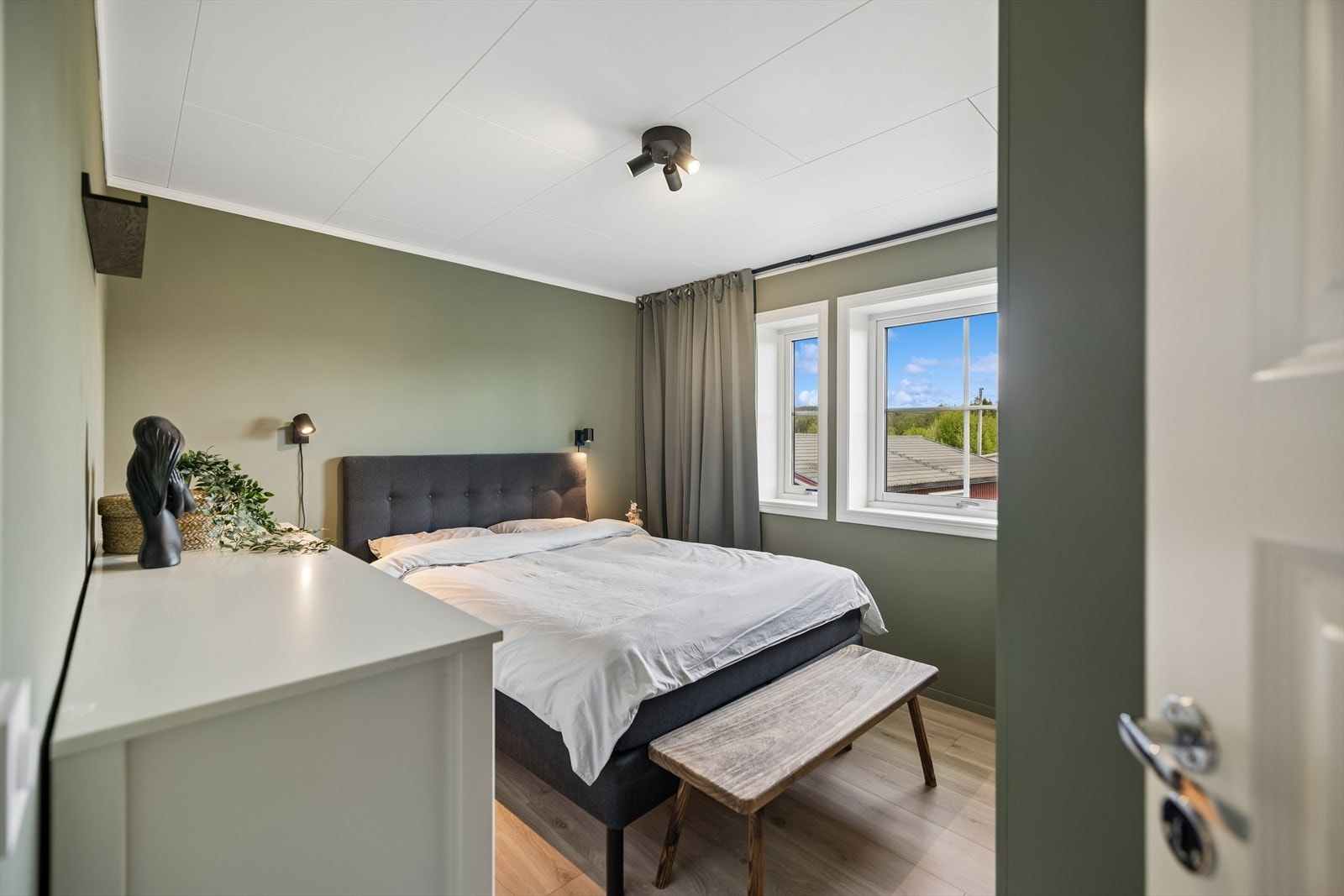 Leiligheten har to soverom. Hovedsoverommet har god plass til dobbeltseng og garderobeløsning. Galleribilde