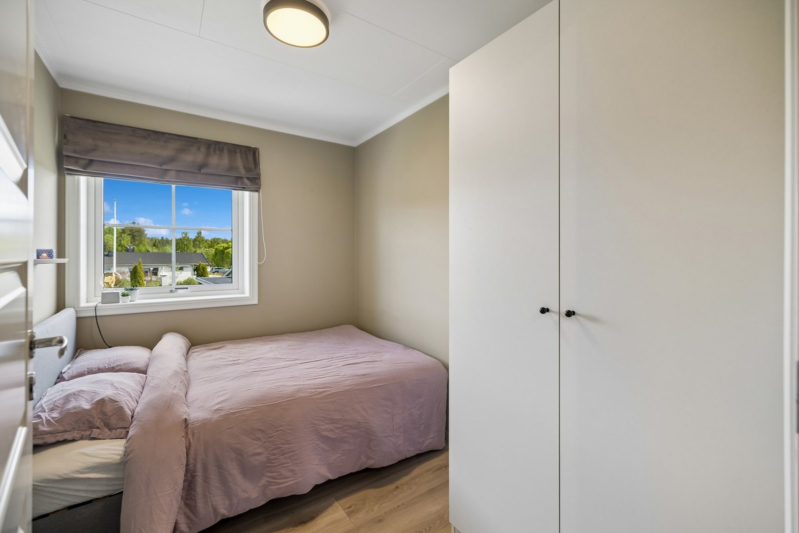 Det andre soverommet passer utmerket som barnerom, gjesterom eller kontor. Galleribilde