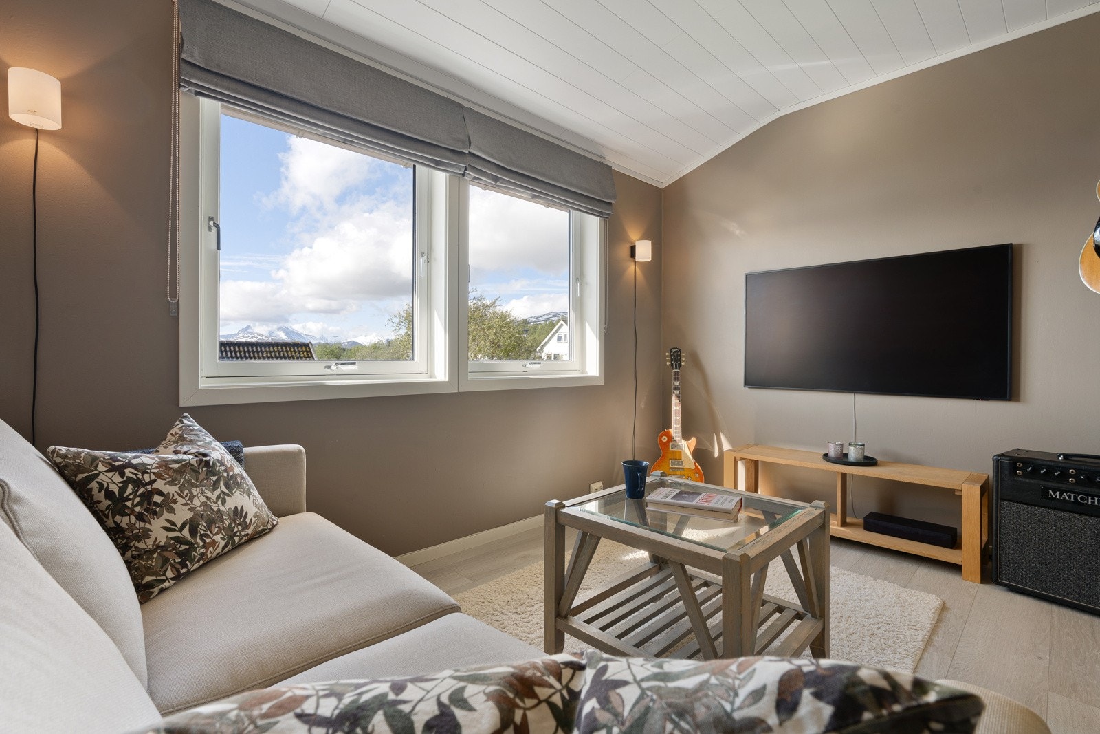 I dag er loftstuen fjernet, og arealet benyttes til soverom - dog bemerkes det at den likevel benyttes som en tv-stue. Galleribilde