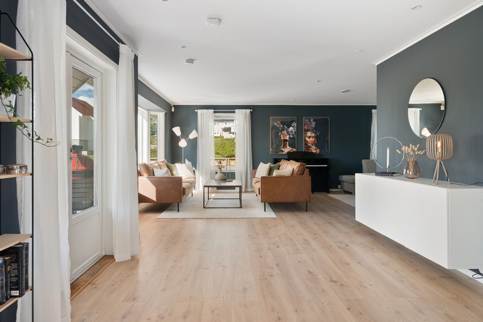 De store vindusflatene generer mye lys! Galleribilde