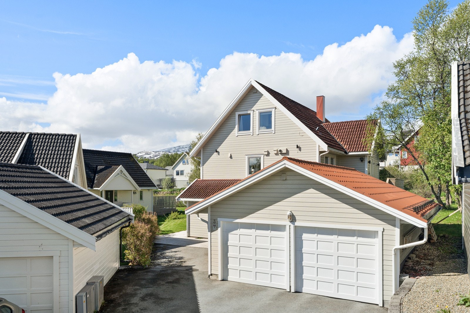 Stor dobbelgarasje med lagringsplass på hems. Galleribilde