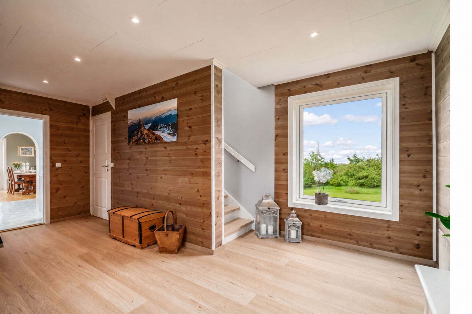 Flott og luftig hall som har utsikt både mot hagen og havet. Galleribilde