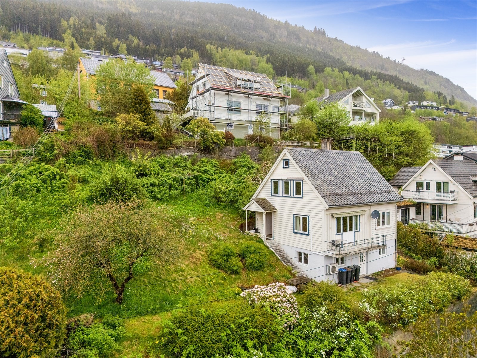 Fra eiendommen er det kort vei tilVoss sentrum og til Gullfjordungen barneskole like bak. Galleribilde