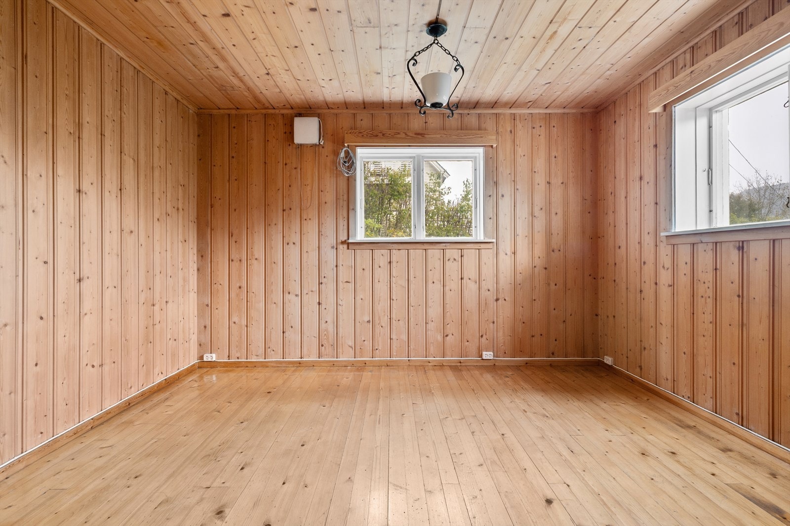 Hele tregulv og panelvegger gir rommet et robust og klassisk preg. Rommet er ikke godkjent ihht. byggetegninger. Galleribilde