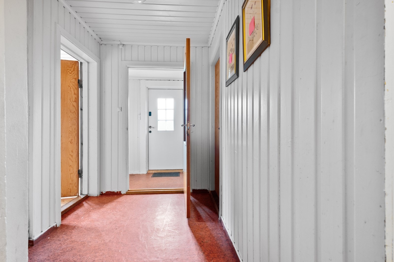 Gangen har en praktisk utforming med god plass til oppbevaring og enkel tilgjengelighet mellom rommene. Galleribilde