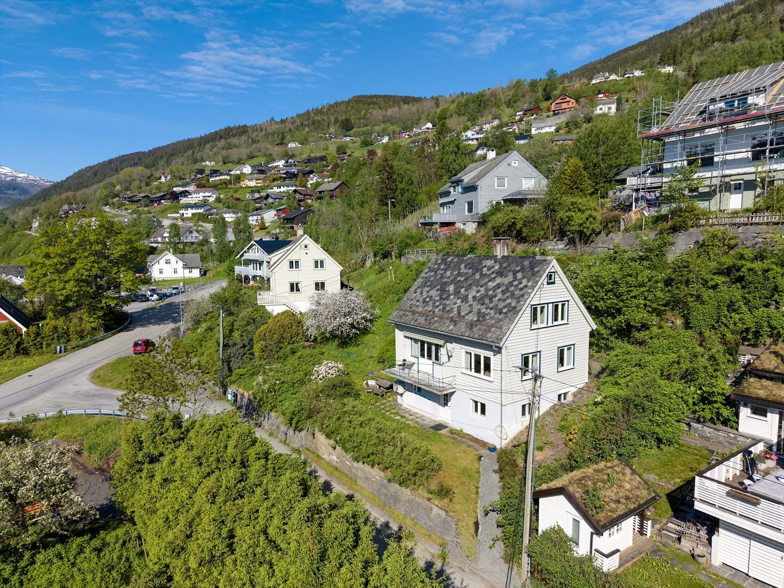Eiendommen ligger i skrånende terreng med fin utsikt og gode solforhold. Galleribilde