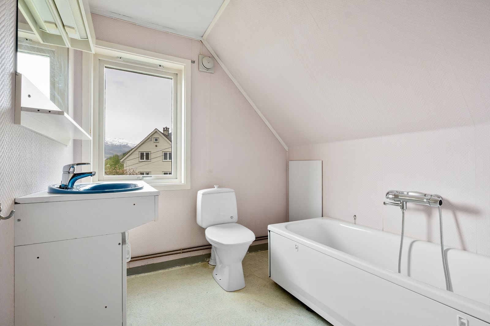 Badet har mekanisk ventilasjon i vegg og ventil i vindu, men mangler tilluft. Galleribilde