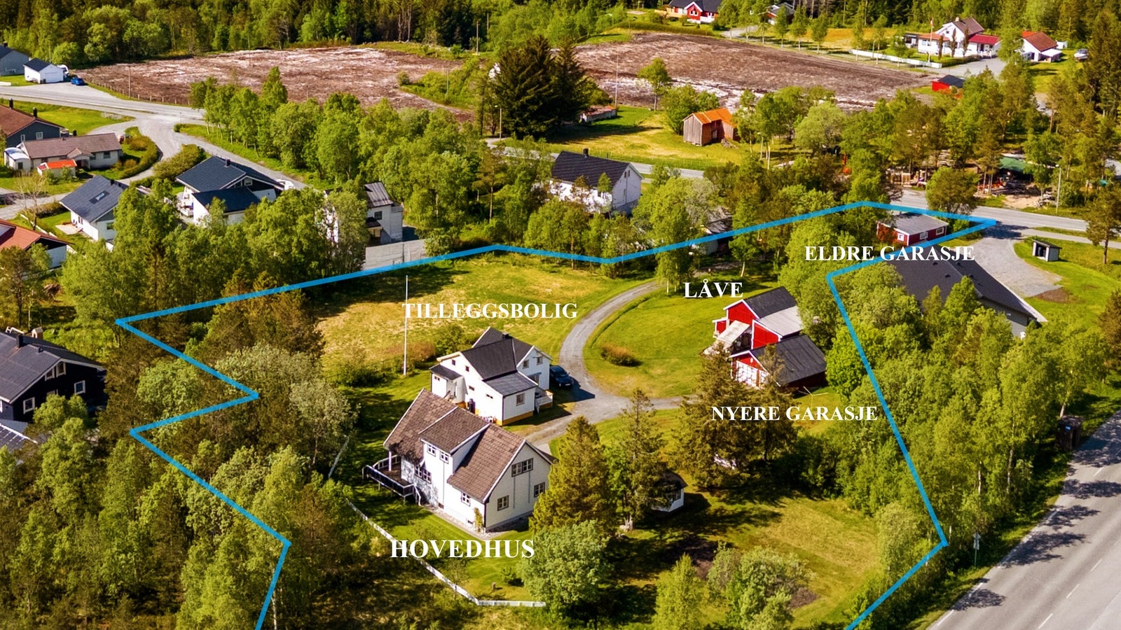 Eiendommen er sentral og attraktiv, med totalt over 9 mål boltreplass. Inntegnede tomtegrenser er kun ment for å illustrere, og kan ikke anses som nøyaktige. Galleribilde