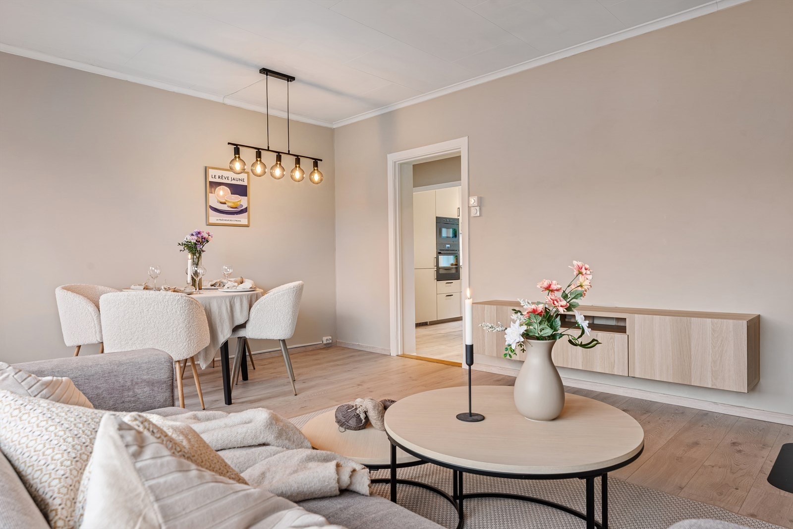 - I stuen har du god plass til sofagruppe og spisebord i hver sin naturlige sone - Galleribilde