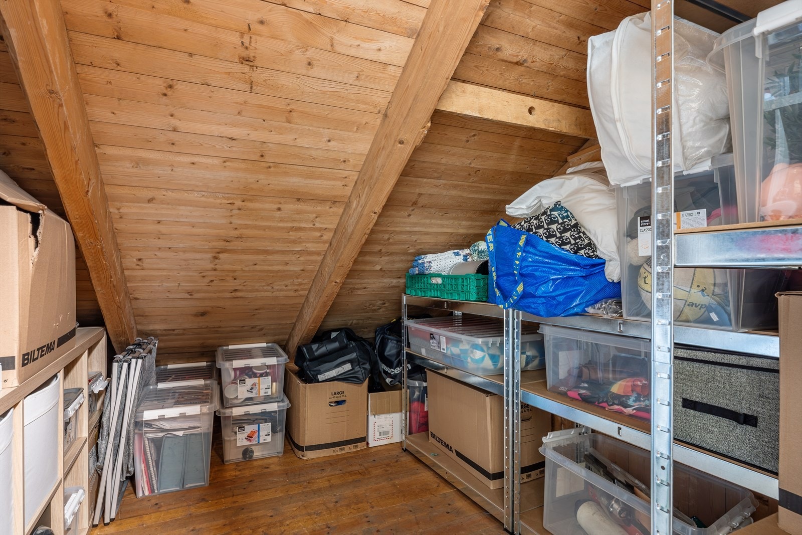 - Leiligheten disponerer en ekstern bod på loft med gulvareal på ca. 7,8m², samt én ekstern bod i kjeller på ca. 6,5m² - Galleribilde