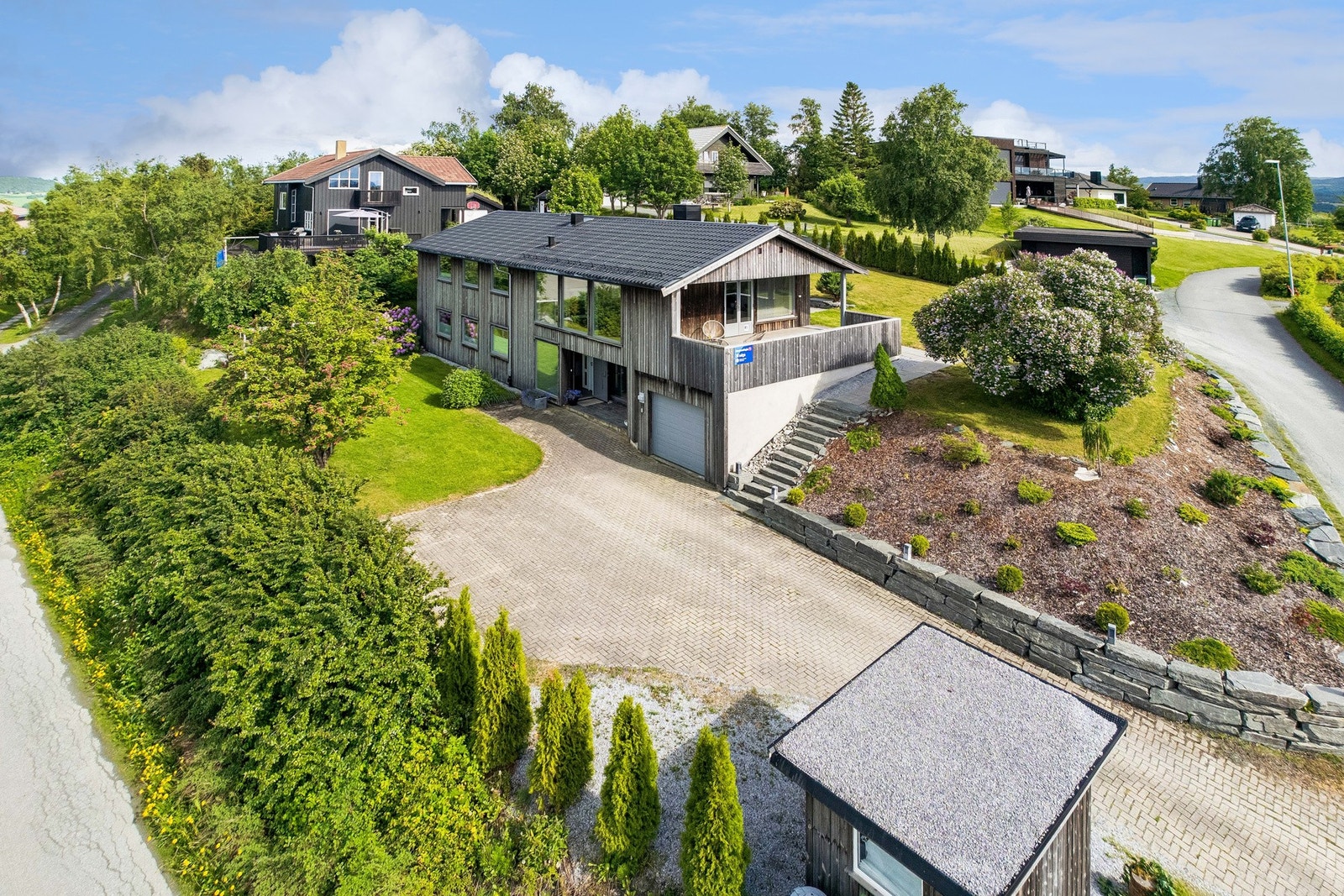Svært flott og sjeldent pent beliggende eiendom. Nydelig utsikt. Vesentlig renovert med god standard. Vannbåren varme. Galleribilde