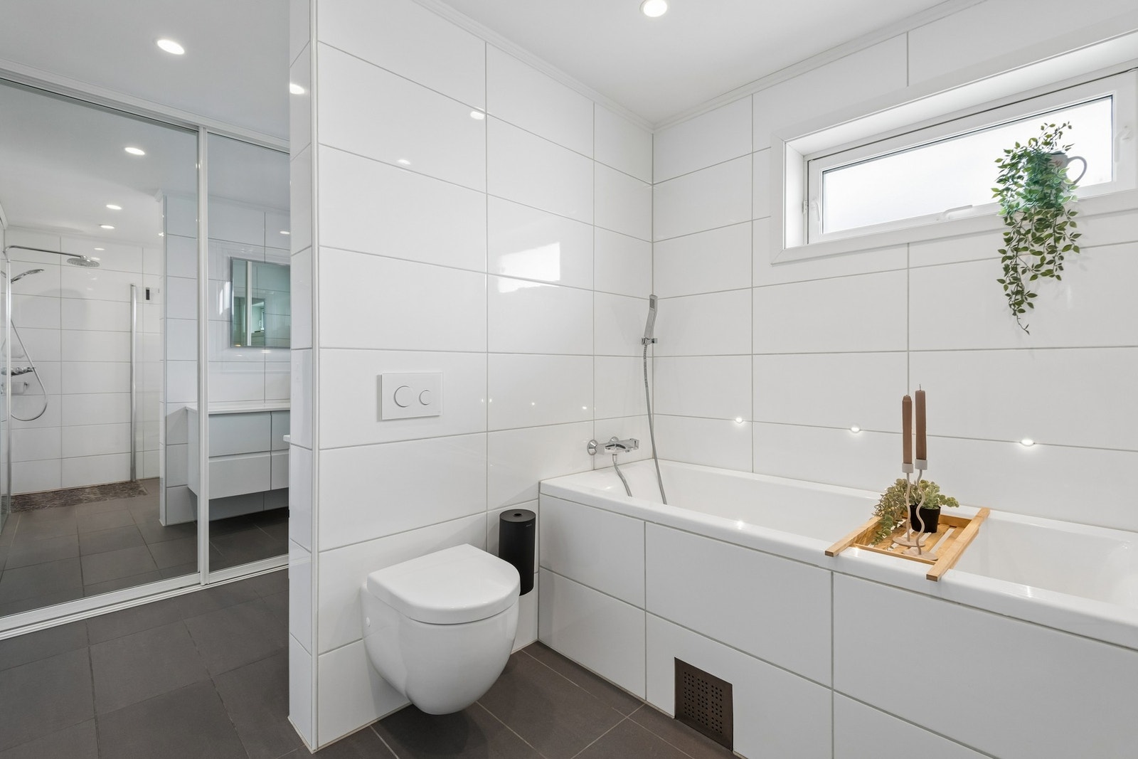 Badet er utstyrt med bl.a badekar, toalett og dusjhjørne. Galleribilde