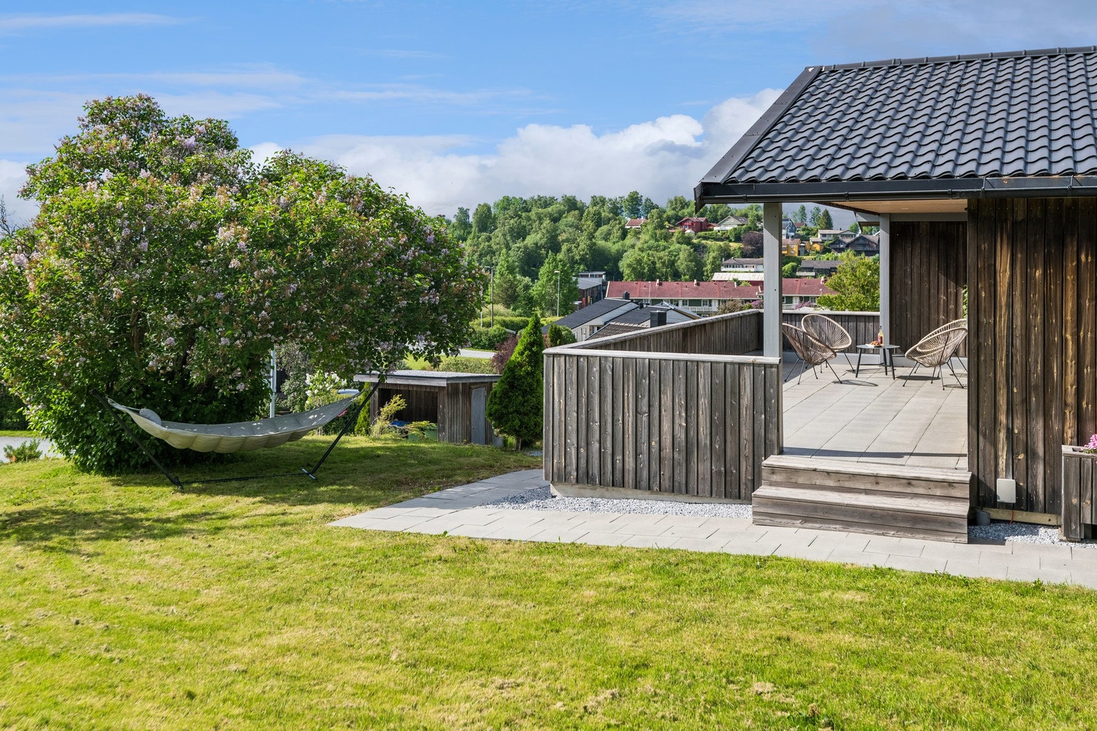 Fra boligen har man flere skjermede og solrike uteplasser. Flott utsikt mot fjorden. Galleribilde